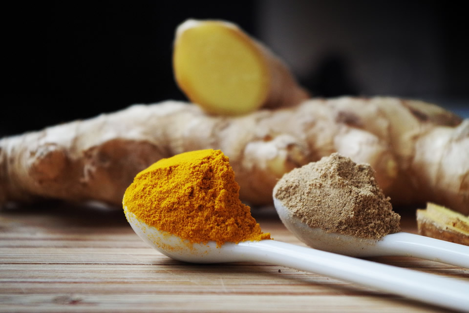 Scopri di più sull'articolo Curcuma: proprietà, benefici per la salute, valori nutrizionali e controindicazioni