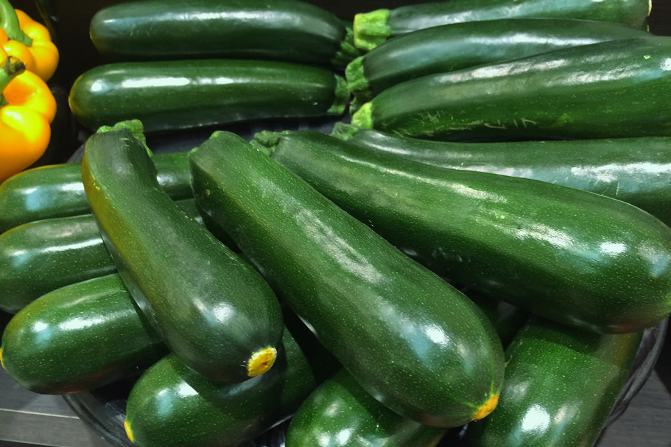 Scopri di più sull'articolo Zucchine: proprietà, benefici per la salute, valori nutrizionali e controindicazioni